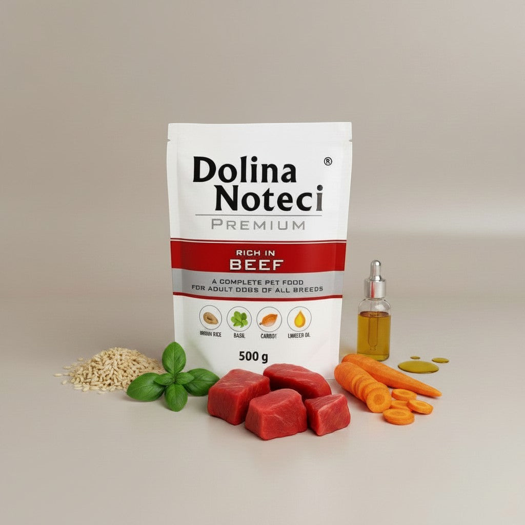 Lupiora Dolina Noteci Premium Rind Nassfutter im 500g Beutel mit frischen Zutaten wie Karotten, Reis und Basilikum.