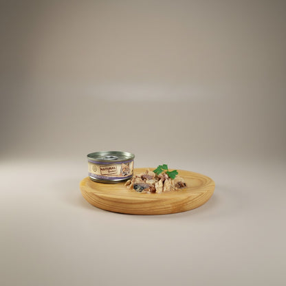 Lupiora Probierpaket SchnurrGenuss mit Natural Greatness Nassfutterdose und serviertem Katzenfutter auf Holzschale