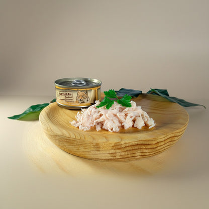 Lupiora Probierpaket SchnurrGenuss mit Natural Greatness Katzenfutter Dose und serviertem Nassfutter auf Holzschale