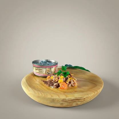 Lupiora Probierpaket SchnurrGenuss mit Natural Greatness Katzenfutter Dose und serviertem Nassfutter auf Holzschale