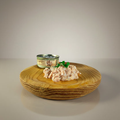 Lupiora Probierpaket SchnurrGenuss mit Natural Greatness Katzenfutter und Topping auf einem Holzbrett serviert