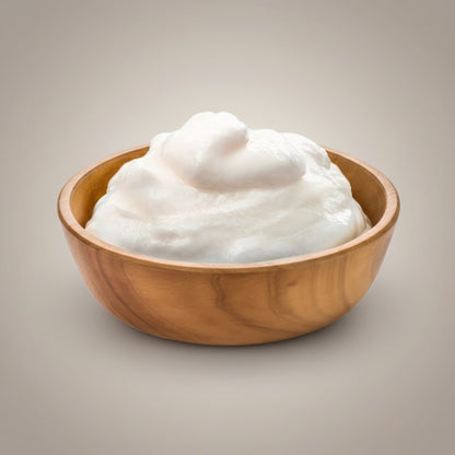 Lupiora Natural Greatness Huhn-Thunfisch-Hummercreme Snack für Katzen in einer kleinen Holzschale