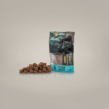 Lupiora KidCAT gefriergetrocknete Thunfisch-Leckerlis in Würfelform neben der 25g-Verpackung mit Panther-Motiv