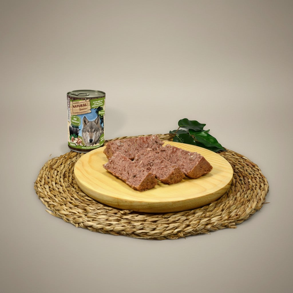 Lupiora Natural Greatness Angus Rind Nassfutter für Hunde mit Pilzen, Ingwer und Rosmarin auf einem Holzbrett