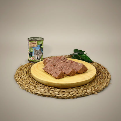 Lupiora Natural Greatness Angus Rind Nassfutter für Hunde mit Pilzen, Ingwer und Rosmarin auf einem Holzbrett