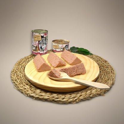 Lupiora Natural Greatness Hühnchen Monoprotein Mousse für Hunde auf einem Holzteller serviert