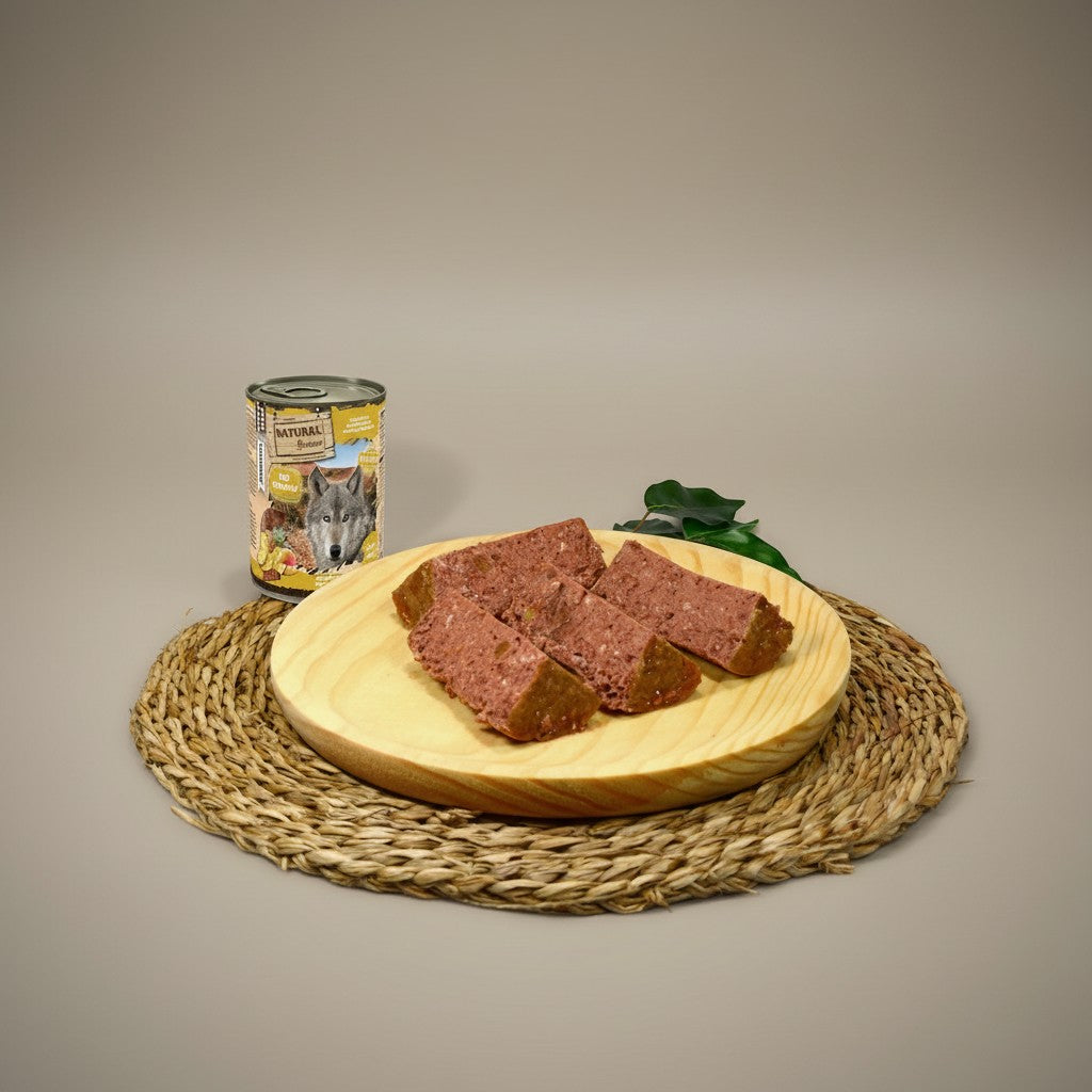 Lupiora Natural Greatness Känguru Hundefutter mit Ananas, Mango und Spirulina auf einem Holzbrett serviert