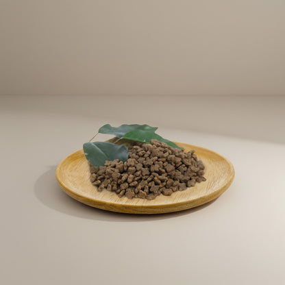 Lupiora Natural Greatness Lamm Trockenfutter für Welpen und kleine Rassen auf einem Holzteller mit grünen Blättern