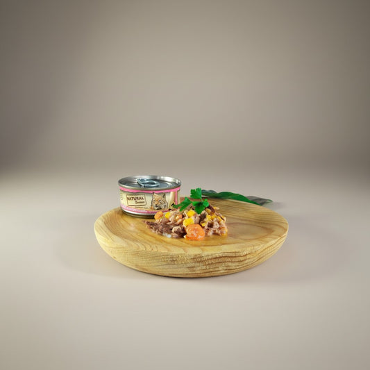 Lupiora Natural Greatness Katzenfutter mit Thunfisch und Garnelen auf einem Holzteller serviert
