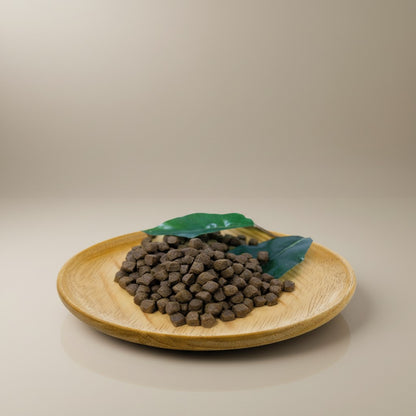 Lupiora Natural Greatness Welpenfutter mit Huhn auf einem Holzteller serviert für eine gesunde Ernährung.