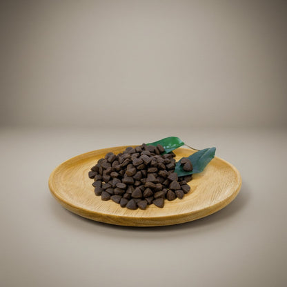 Lupiora NATURAL GREATNESS Wild Recipe Trockenfutter für Hunde auf einem Holzteller mit grünen Blättern