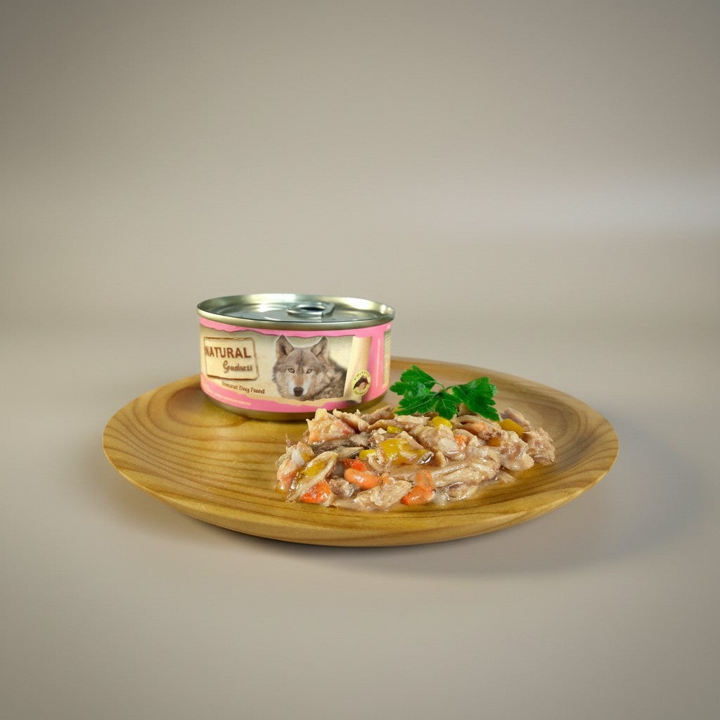 Lupiora Natural Greatness Thunfisch Filet mit Garnelen Nassfutter für Hunde auf einem Holzteller serviert